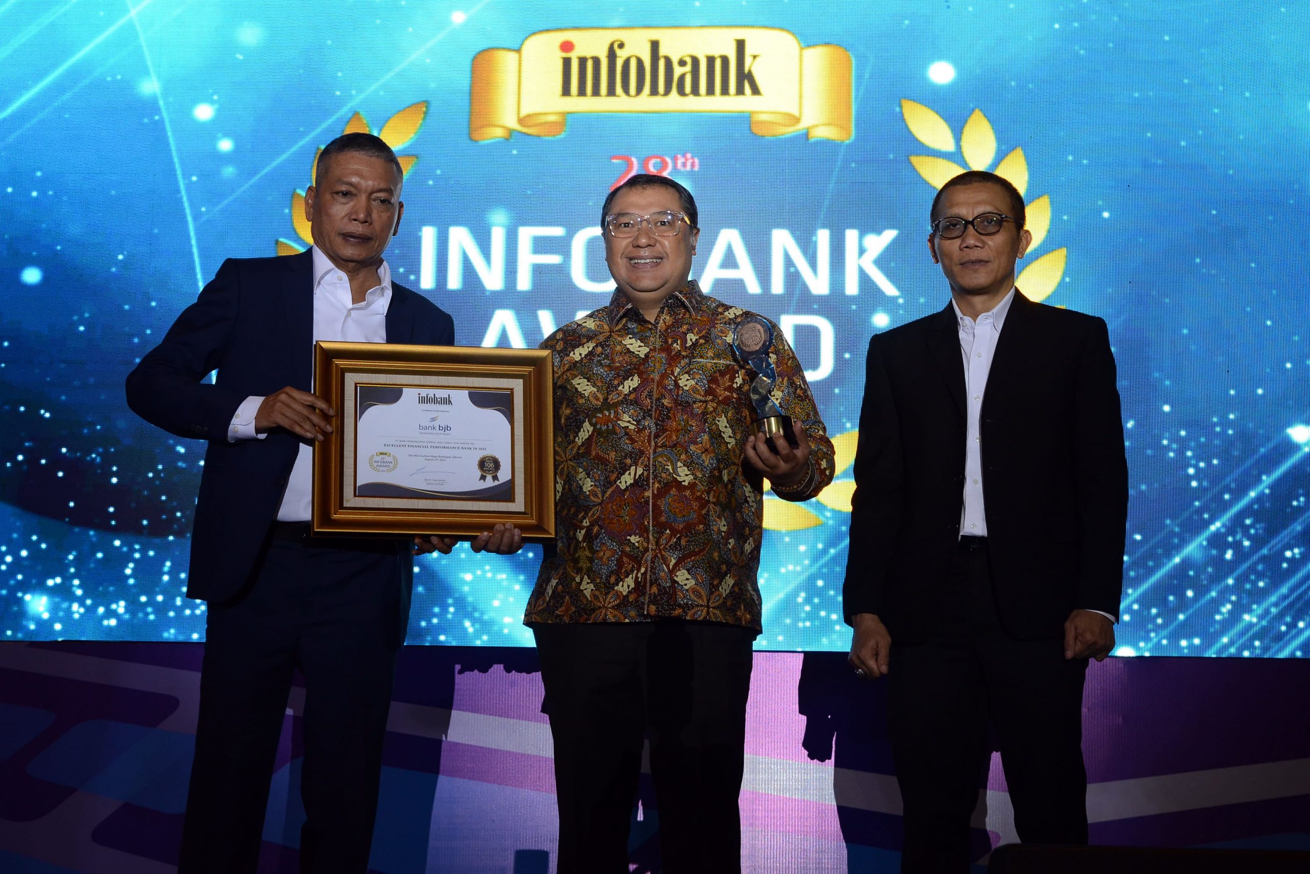 Caption : Bank BJB raih Diamond Trophy di ajang 28th Infobank Apreciation 2023. Foto : Bank BJB