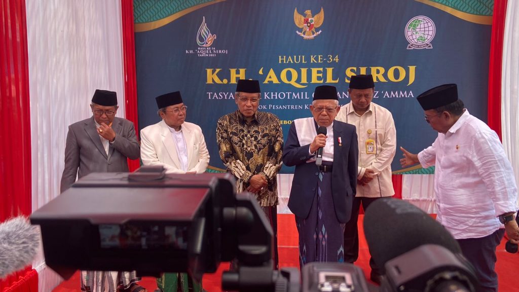 Caption : Wapres RI, KH. Ma'ruf Amin saat menghadiri Haul KH Aqiel Siroj ke-34 dan Sesepuh Pondok Pesantren (Ponpes) KHAS Kempek Cirebon. Foto : Joni