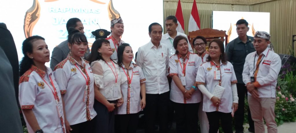 Caption : Presiden RI, Joko Widodo saat foto bersama dengan relawan JAMAN. Foto : Ist