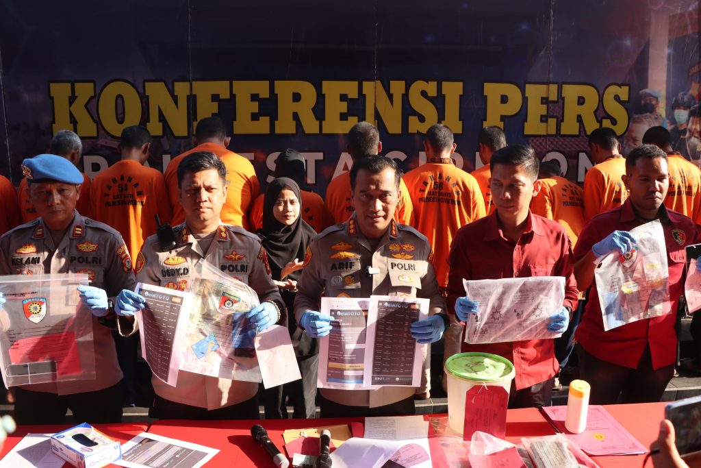 Caption : Kapolresta Cirebon Kombes, Pol Arif Budiman, beserta jajarannya menunjukkan barang bukti kasus tindak pidana judi online hingga curas. Foto : Ist