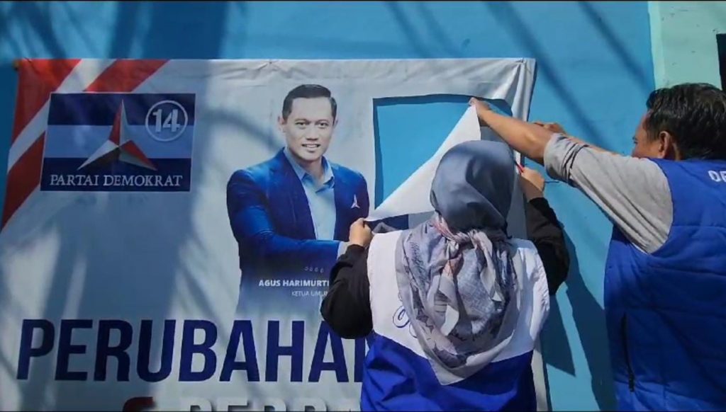 Caption : DPC Demokrat Kota Cirebon melakukan pembersihan gambar Anies Baswedan dari baliho. Foto : Ist