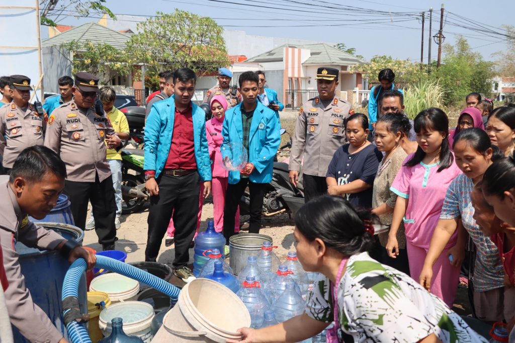 Caption : Warga Karyamulya, Kota Cirebon antusias menyambut bantuan air bersih. Foto : Ist