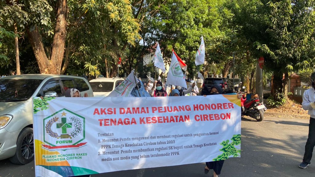Caption : Ratusan pegawai honorer tenaga kesehatan Kabupaten Cirebon melakukan aksi unjuk rasa. Foto : Joni