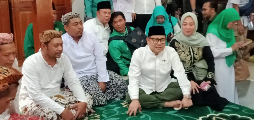 Caption : Ketum PKB, Muhaimin Iskandar saat melaksanakan agenda ziarah Tour de Wali Songo di Kompleks Pemakaman Sunan Gunung Jati Kabupaten Cirebon. Foto : Joni