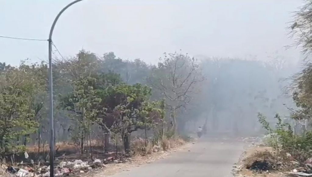 Caption : lingkungan areal TPA Kopi Luhur Kota Cirebon masih diselimuti asap. Foto : Joni
