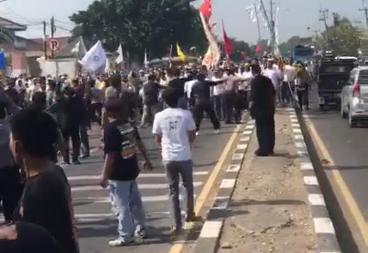 Caption : Tawuran antar pendukung calon Kuwu/kades di Jalan Pantura Desa Kapetakan, Kecamatan Kapetakan, Kabupaten Cirebon. Foto : Ist