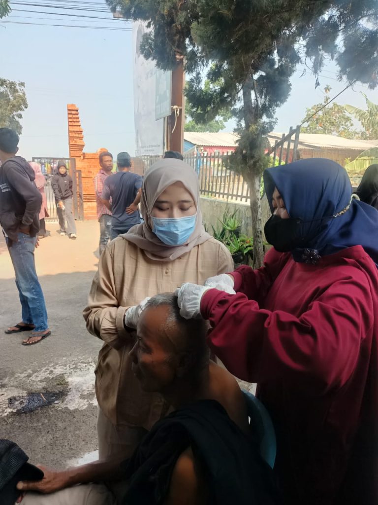 Caption : Seorang warga pendukung salah satu calon Kuwu/Kades di Cirebon mendapat perawatan medis di Puskesmas usai alami luka bocor di kepala akibat kena lempar batu saat tawuran terjadi. Foto : Ist