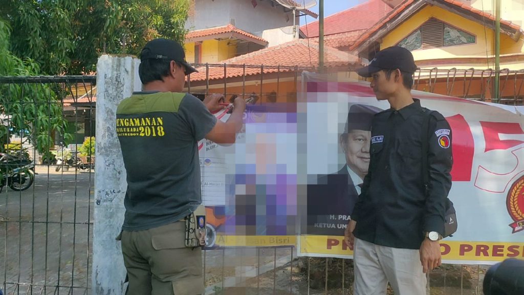 Caption: Pencopotan APS/baliho bacaleg yang  terdapat unsur kampanye di Kota Cirebon. Foto : Ist