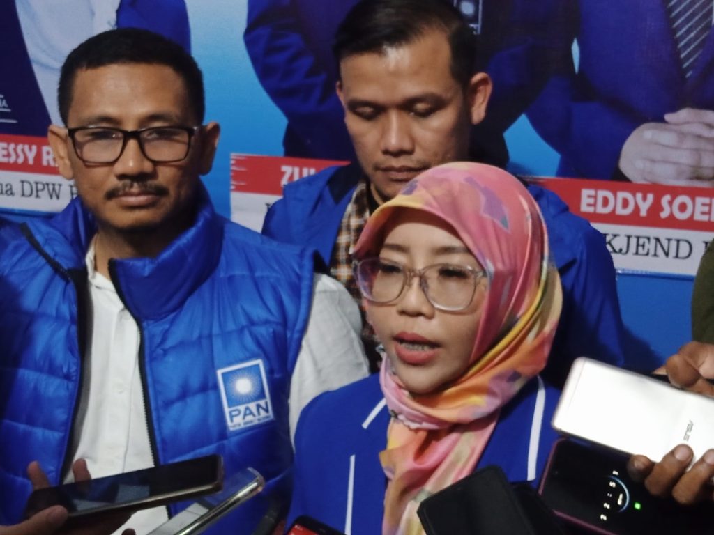Caption : Rinna Suryanti menyatakan dirinya kecewa dengan PKB Kota Cirebon dan memilih pindah ke PAN. Foto : Joni