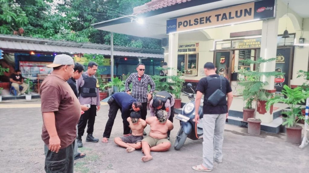 Caption: Polisi mengamankan dua pelaku maling motor di Mapolsek Talun, Polresta Cirebon. Foto: Ist