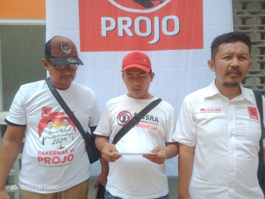 Caption: Ketua PAC Projo Kecamatan Babakan, Kabupaten Cirebon saat memberikan klarifikasi. Foto: Ist