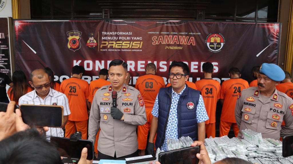 Caption: Konferensi pers pengungkapan kasus peredaran narkoba di wilayah Cirebon. Foto: Ist