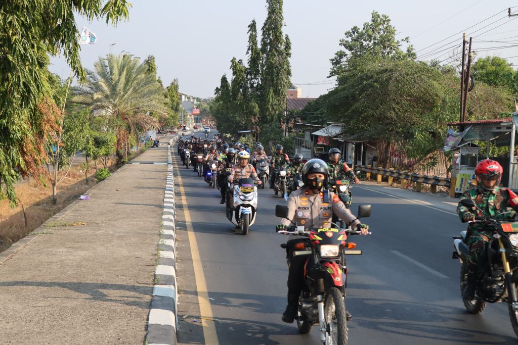 Caption: Patroli skala besar pengamanan Pilwu serentak di Kabupaten Cirebon. Foto: Ist