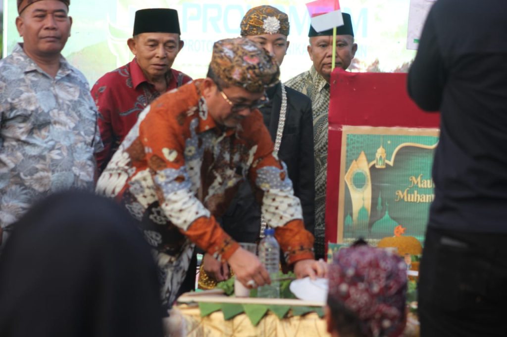 Caption: Bupati Cirebon Imron, memotong nas tumpeng tanda dibukanya festival desa wisata di Kecamatan Sedong, Kabupaten Cirebon. Foto: Ist