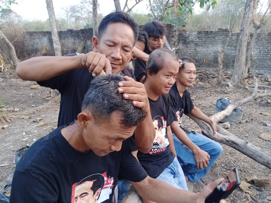 Caption: aksi cukur gundul warga Susukan, Kabupaten Cirebon. Foto: Joni