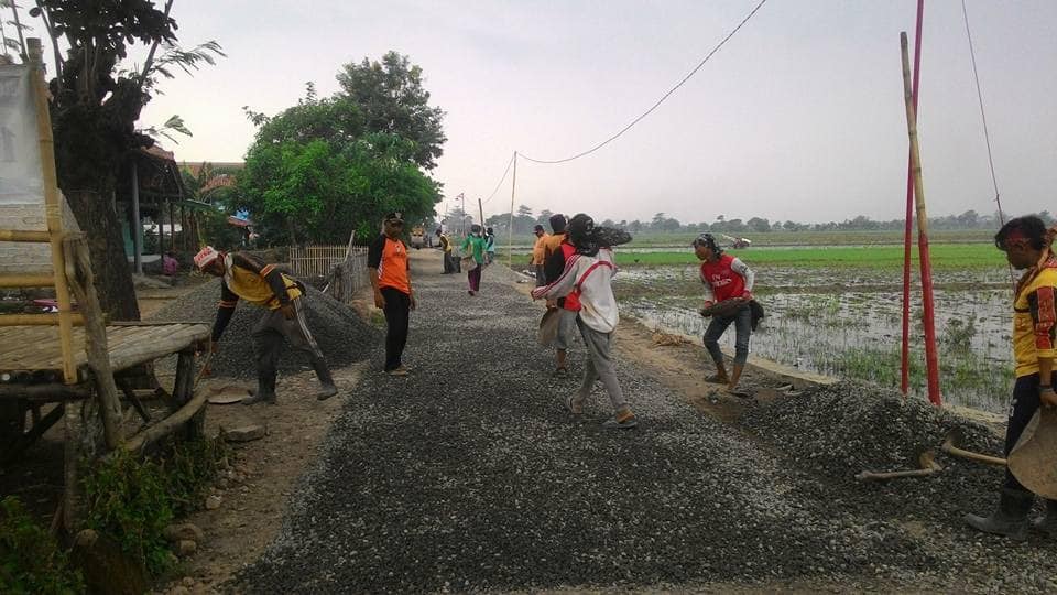 Caption: Perbaikan ruas jalan di Kabupaten Indramayu. Foto: Ist