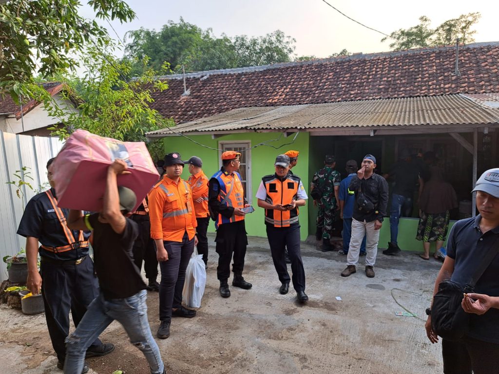 Caption: PT KAI Daop 3 Cirebon melakukan eksekusi 2 aset rumah perusahaan. Foto: Ist