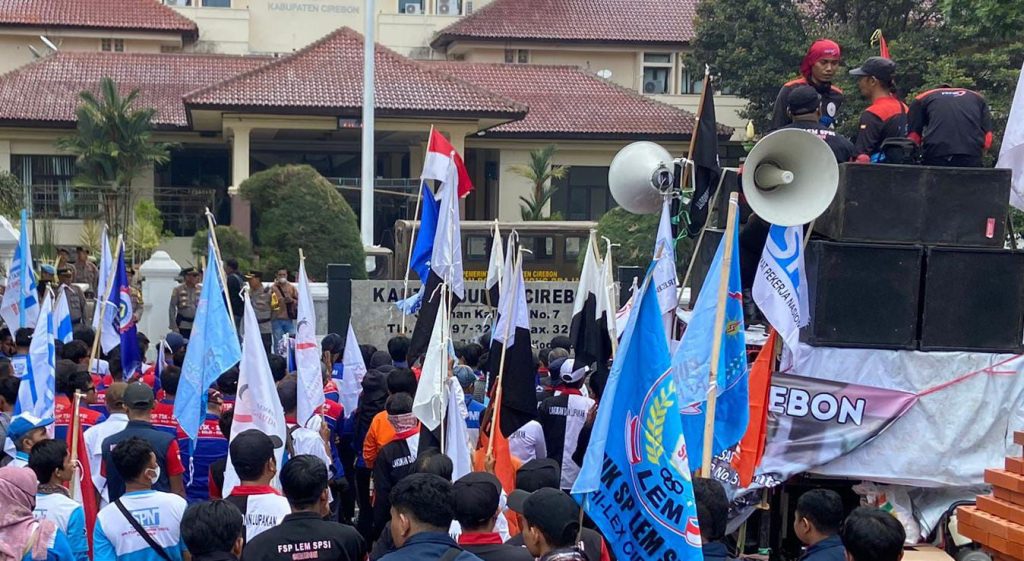 Caption: Ratusan massa buruh saat demo di depan Kantor Bupati Cirebon. Foto: Joni