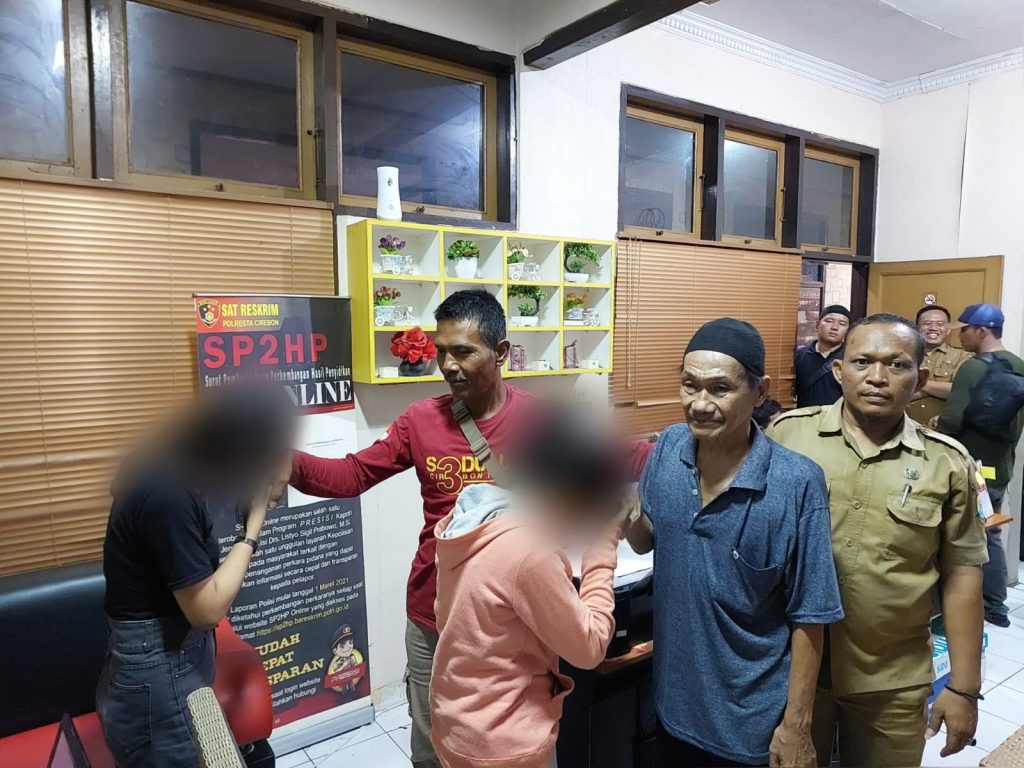 Caption: Pelaku dan korban aksi perundungan di Kabupaten Cirebon saling meminta maaf dan sepakat berdamai di Polresta Cirebon. Foto: Humas Polresta Cirebon 