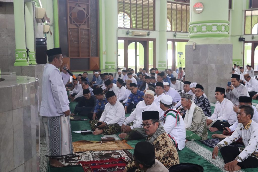Caption: Aksi solidaritas untuk Palestina di Masjid Agung Sumber, Kabupaten Cirebon. Foto: Ist