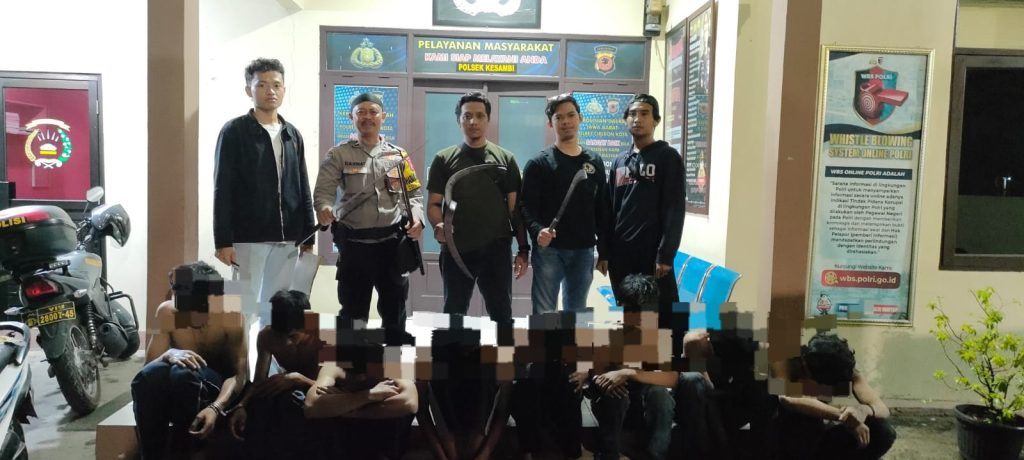 Caption: delapan remaja bawa celurit hingga samurai yang diduga hendak tawuran diamankan di Mapolsek Kesambi, Kota Cirebon. Foto: Ist