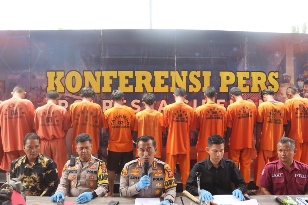 Caption: Konferensi pers pengungkapan 31 kasus peredaran gelap narkoba hingga obat-obatan di Mapolresta Cirebon. Foto: Ist