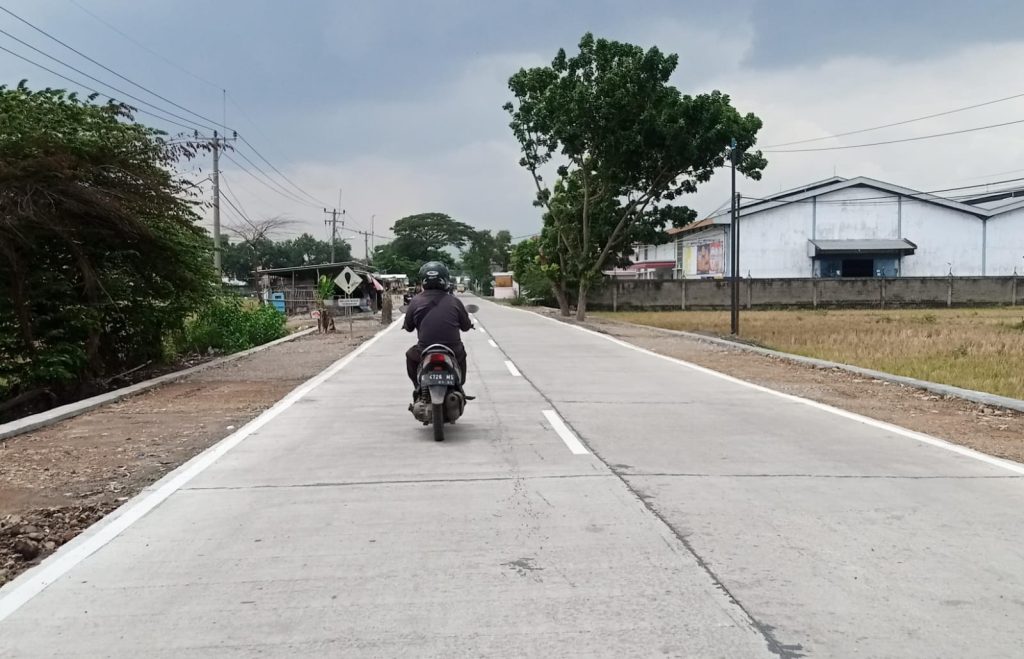 Caption: Kondisi ruas Jalan Nyi Gede Cangkring, Kabupaten Cirebon tampak mulus usai diperbaiki. Foto: Joni