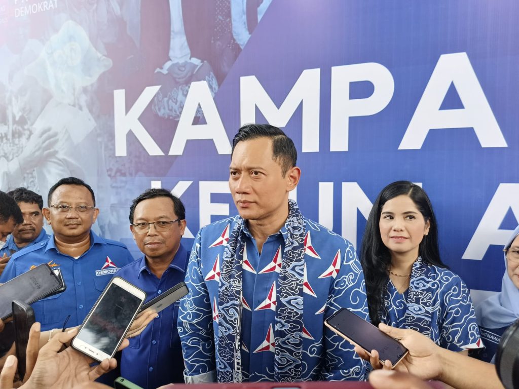 Caption: Ketua Umum (Ketum) Partai Demokrat, Agus Harimurti Yudhoyono (AHY) melakukan kampanye terbatas perdananya di Cirebon. Foto: Joni