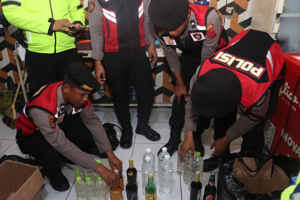 Caption: Patroli KRYD, Polisi berhasil mengamankan ratusan botol miras di Cirebon. Foto: Ist