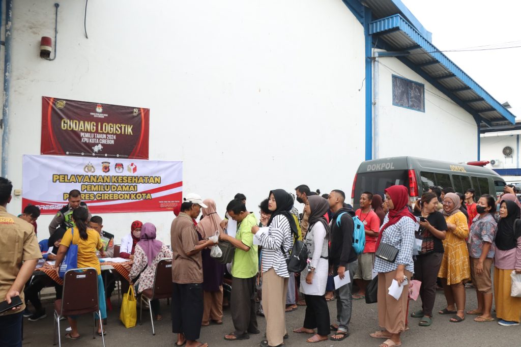 Caption: Kepolisian Resor (Polres) Cirebon Kota melakukan pengecekan kesehatan dan memberikan vitamin kepada para petugas sortir dan lipat surat suara Pemilu 2024. Foto: Ist