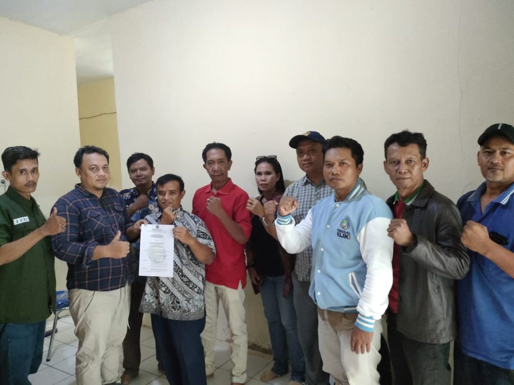 PW IWO Provinsi Jabar menyerahkan surat keputusan (SK) kepada PD IWO Kabupaten Indramayu. (Foto: Dindin Ahmad Saputra) 