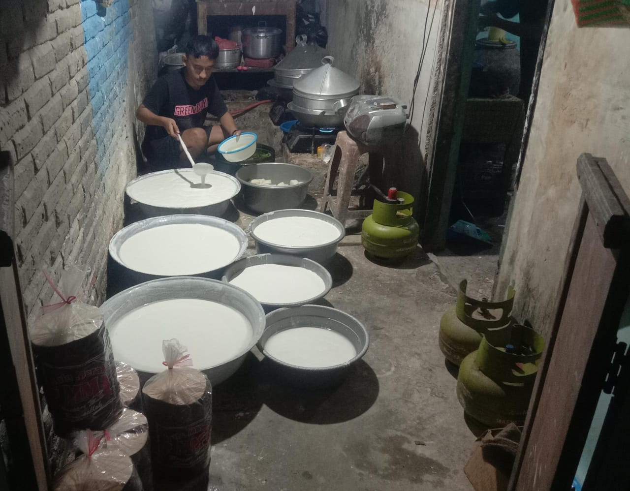 Proses pembuatan apem secara manual masih dipertahankan di Apem Binar, menjaga cita rasa khas sejak 1980-an. (Foto: Indramayujeh.com) 