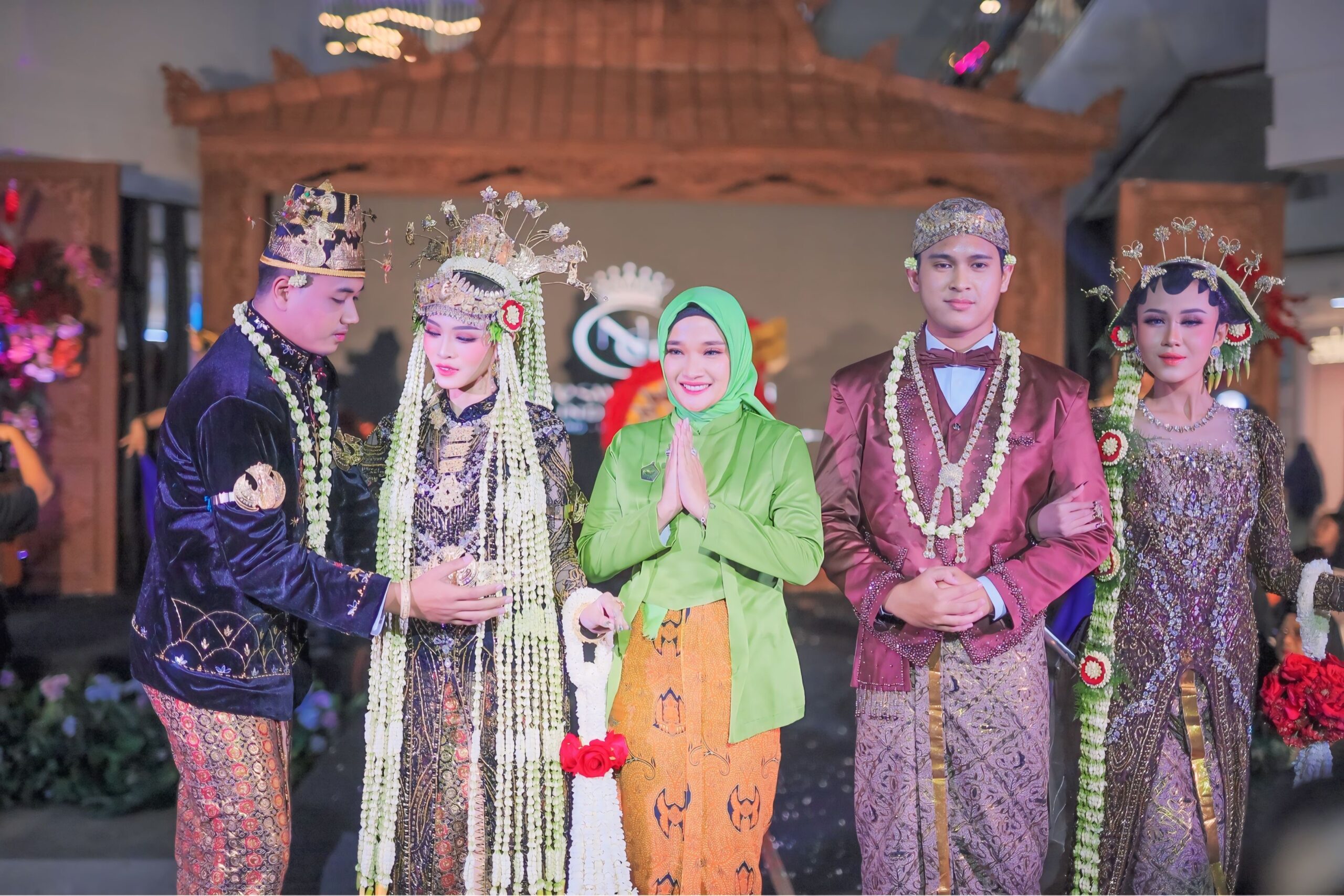 Tampilan Pengantin Dermayu Agung dari Nareswari Gallery berhasil memukau pengunjung Indramayu Wedding Expo 2025 di Mall Indramayu. (Foto: Istimewa) 